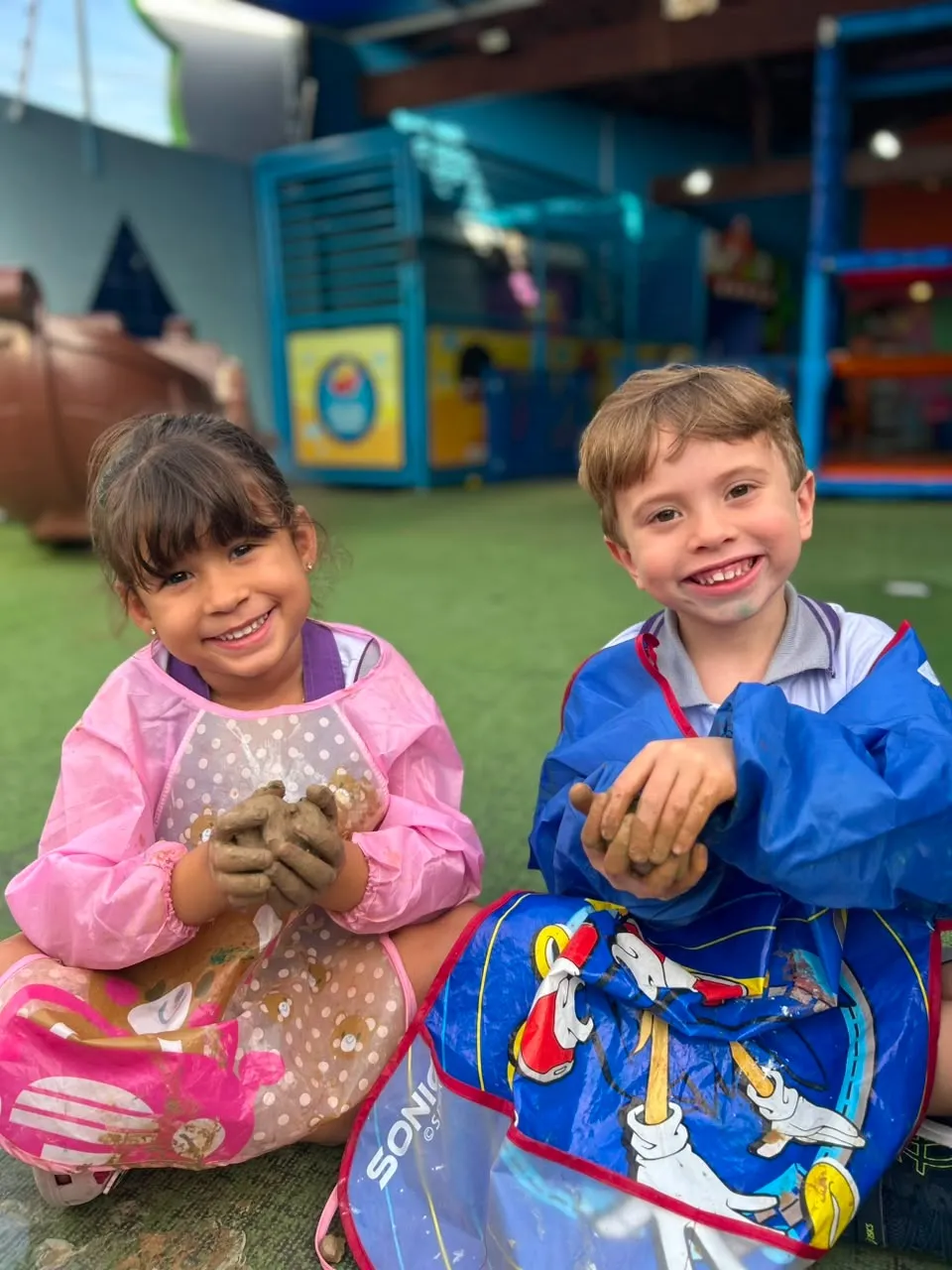 Crianças da Educação Infantil em atividade ao ar livre